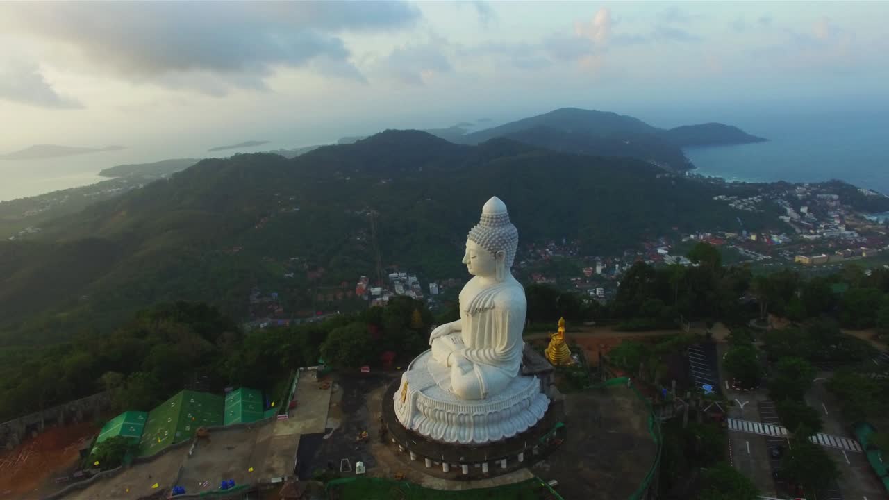 amanecer en la bahía de chalong cuando estás en la cima de la colina de la estatua del gran budo puedes ver alrededor de la isla de phuket