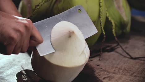 Hand-Mit-Messer-Hacken-Ganze-Kokosnuss,-Nahaufnahme