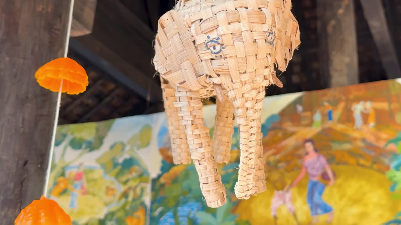 코끼리 모빌이 파빌리온에서 흔들리고 있습니다.