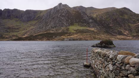 Llyn-Idwal,-a-beautiful-lake-in-Snowdonia-National-Park,-North-Wales-on-a-very-windy-day