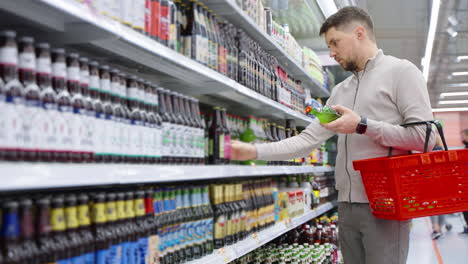 hombre comprando cerveza en una tienda de comestibles