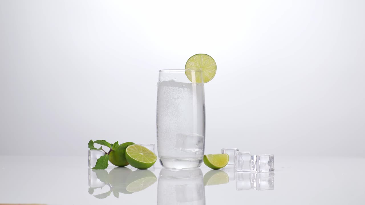 신선한 라임 얼음과 함께 거품 물