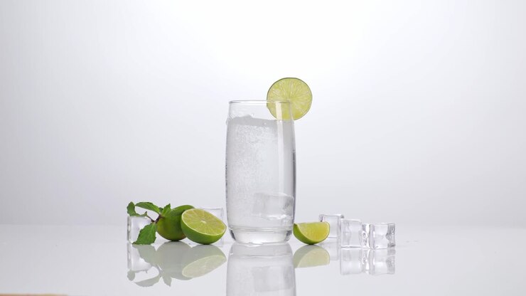 Acqua frizzante rinfrescante al lime con ghiaccio