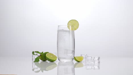 agua gaseosa refrescante con hielo