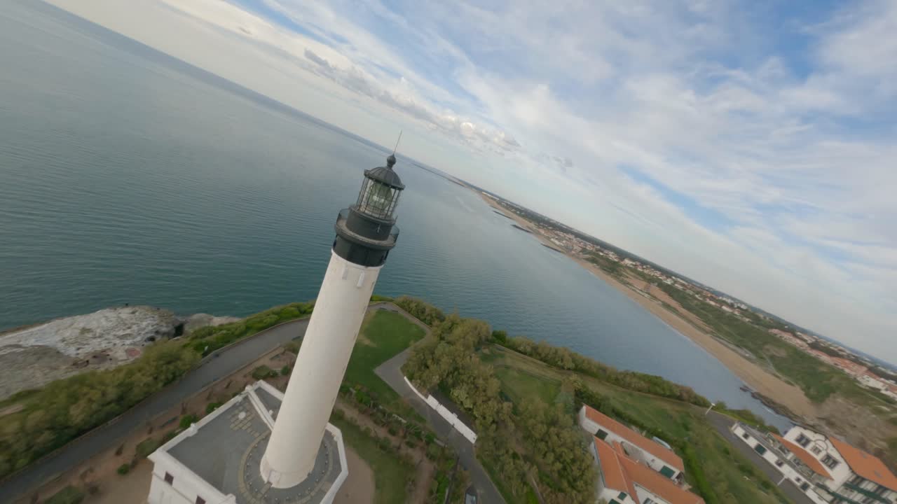 drone volando alrededor del faro de biarritz, francia