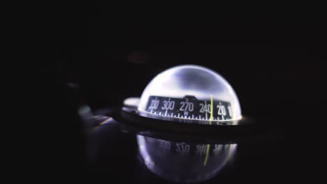 brújula marina en un yate de vela por la noche. brújula retroiluminada