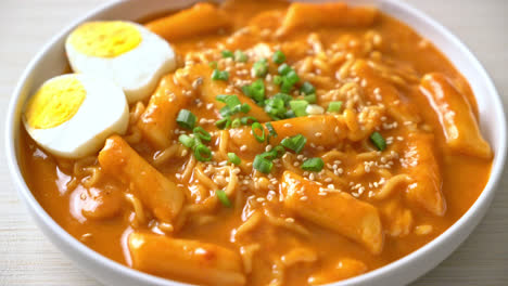 Fideos-Instantáneos-Coreanos-Y-Tteokbokki-En-Salsa-Picante-Coreana,-Rabokki---Estilo-De-Comida-Coreana