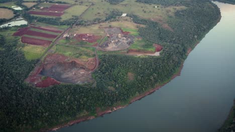 Cantera-De-Piedra-Abierta-En-Brasil-A-Lo-Largo-Del-Río-Iguazú