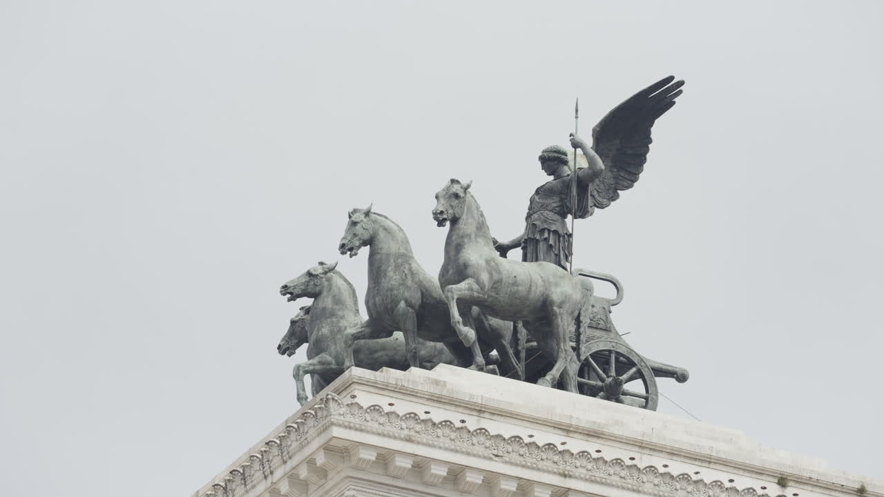 estatua de victoria en un carro, detalle monumental