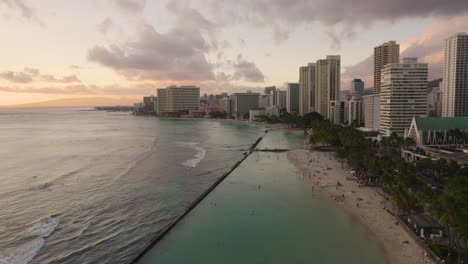 Drone-Aéreo-Disparado-Muy-Por-Encima-De-La-Playa-De-Waikiki-En-Oahu-Hawaii-En-Susnet