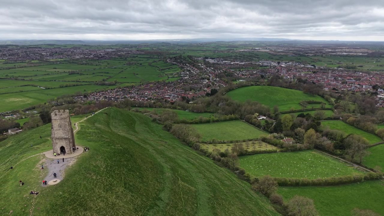 Vista aerea con drone della Torre di San Michele su Glastonbury Tor, Somerset