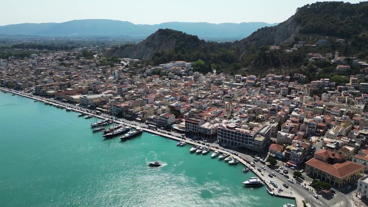 Riprese aeree cinematografiche con drone che mostrano la città di Zante, il suo lungomare e il paesaggio circostante