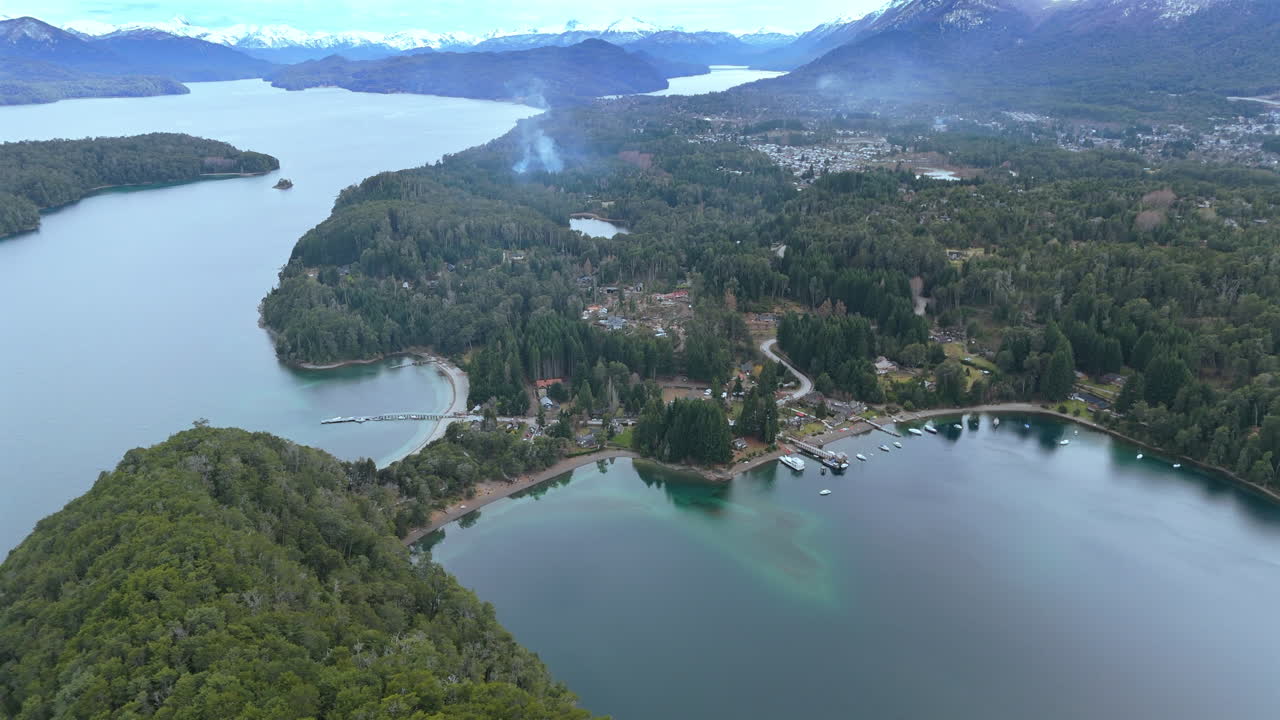 bahia mansa y bahia brava en medio de la vegetación y el entorno costero, villa la angostura, argentina.