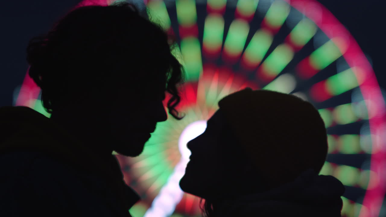 pareja feliz pasando tiempo en la calle urbana. hombre y mujer bailando en la ciudad de noche.