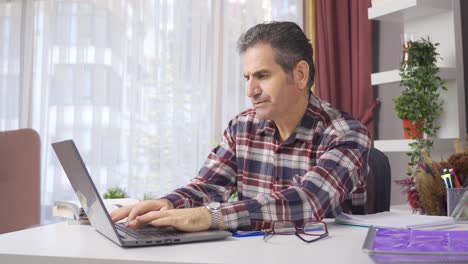 hombre de negocios serio trabajando en su oficina en casa.