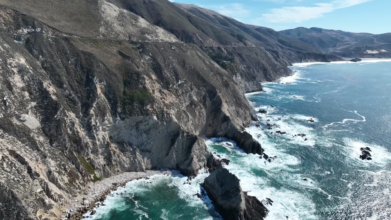 캘리포니아 1번 고속도로의 해안 바위