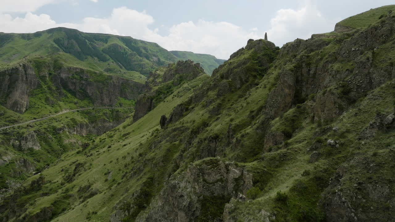 Montagne scoscese nei dintorni del sito archeologico della Fortezza di Tmogvi in Georgia