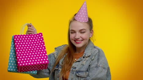 mujer feliz abriendo regalos de cumpleaños
