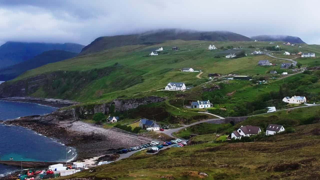 바다 옆 산 항구 마을의 드론 타임랩스