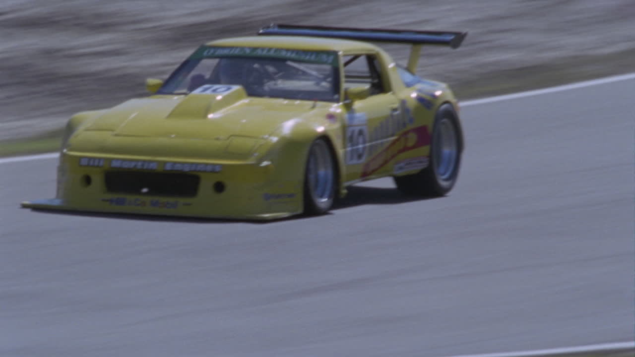 서킷 트랙 4를 달리는 경주용 자동차