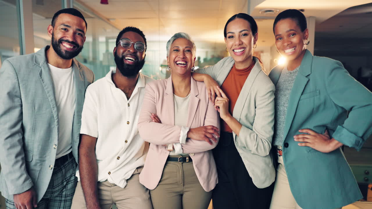 sorriso, equipe e retrato de pessoas de negócios