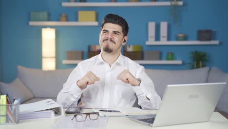 el hombre que hace su trabajo disfruta de comodidad y descuido.
