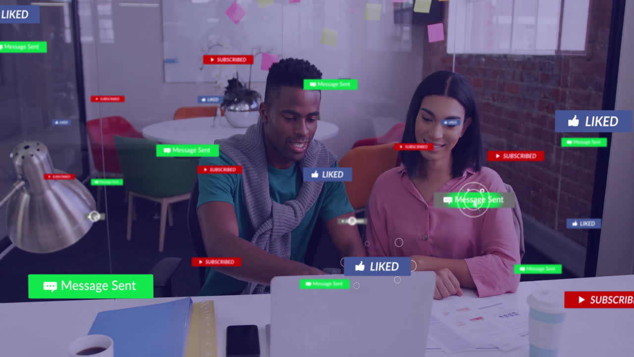 animación de iconos de redes sociales con textos sobre diversos colegas discutiendo el trabajo en la oficina