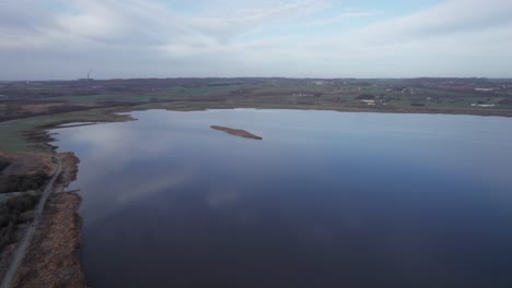 Hochwertige-Drohnenaufnahmen-Des-Skandinavischen-Sees-In-Der-Winterlandschaft-–-Dolly-Im-Bild