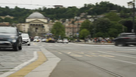 Pan-Hiperlapso-Que-Muestra-El-Cruce-Ocupado-En-Turín,-Italia