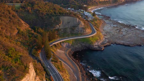 Vista-Panorámica-Del-Puente-Del-Acantilado-Marino-En-La-Costa-De-Nsw-Australia---Toma-Aérea