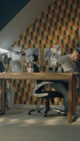 mujer joven trabajando desde casa en su escritorio