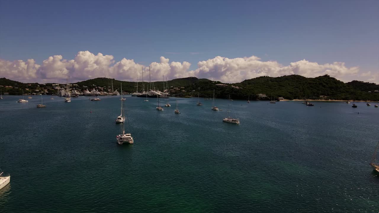 Yacht all'ancora a Falmouth Harbour, Antigua, nelle Isole Caraibiche