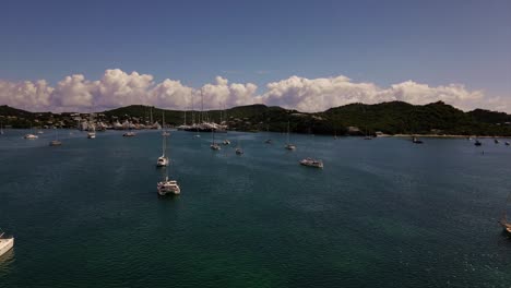 Yates-Anclados-En-El-Puerto-De-Falmouth-Antigua-En-Las-Islas-Del-Caribe