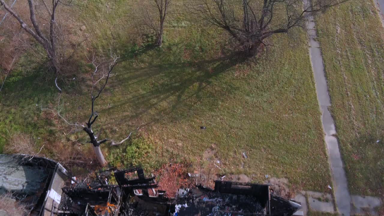 vista de drones de una casa en ruinas en un barrio de detroit