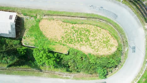 Elevación-De-Drones-Que-Revela-Una-Carretera-Sinuosa-Con-Curvas-Cerradas-Con-Tráfico