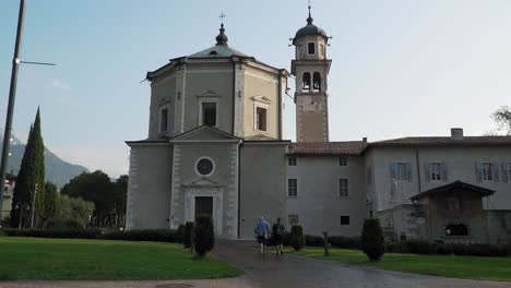 chiesa di santa maria inviolata iglesia católica en la ciudad de riva del garda, italia