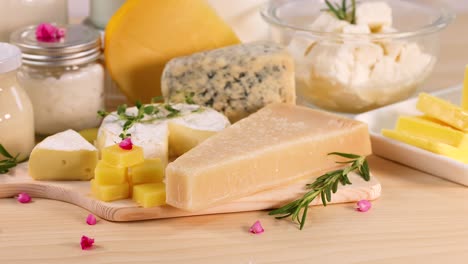 variedad de quesos y productos lácteos