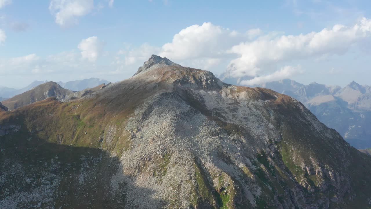 drone volando sobre las montañas, movimiento lateral