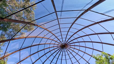 vista giratoria de la estructura de la jaula de pájaros y los árboles
