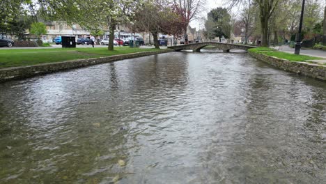 Bourton-On-The-Water-Cotswold-Village,-Großbritannien,-Steigende-Drohnen-Luftquelle