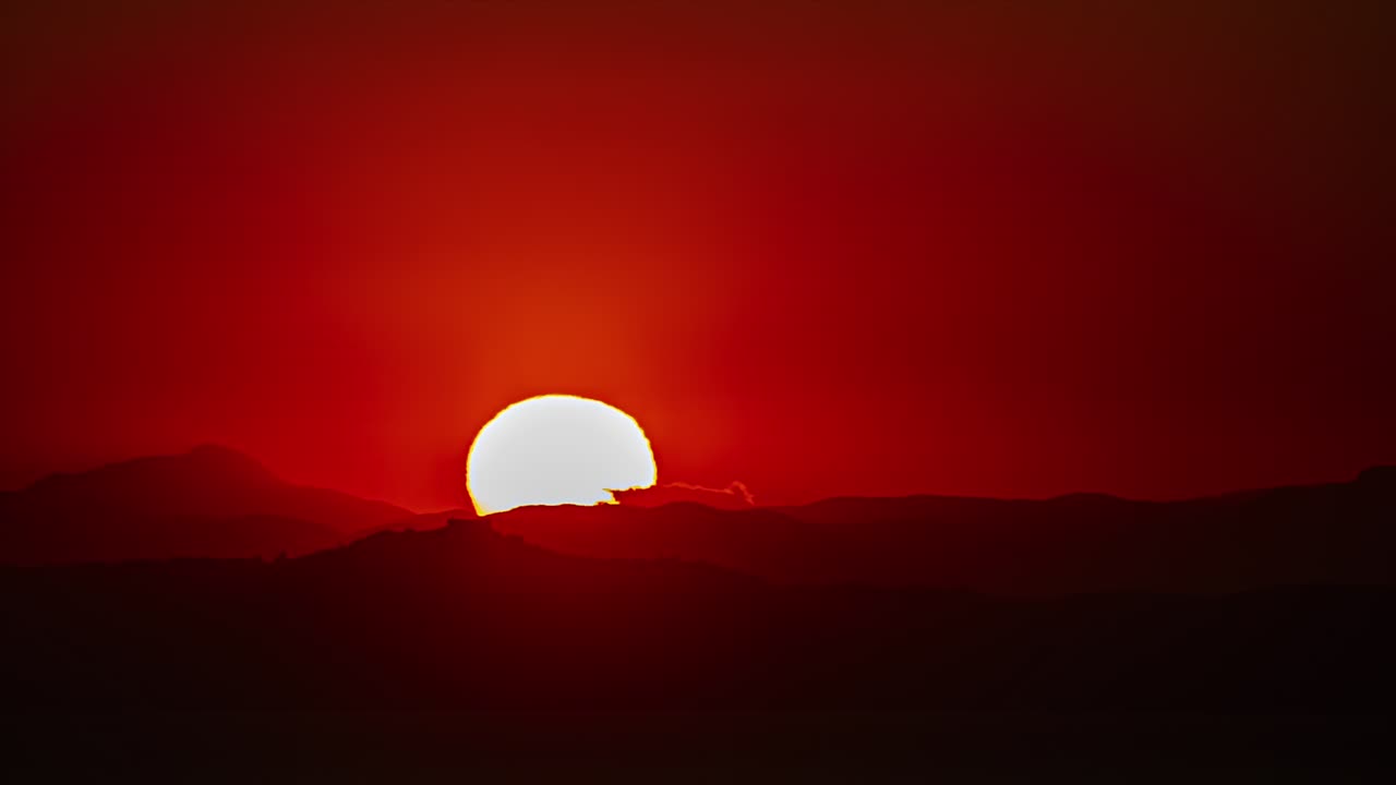산 위의 은 지평선 위에 보름달이 아오르고