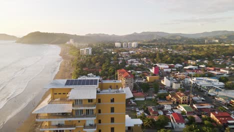 Ciudad-Costera-De-Playa-De-Jaco-En-La-Impresionante-Costa-Pacífica-De-Costa-Rica-Durante-La-Puesta-De-Sol-De-La-Hora-Dorada