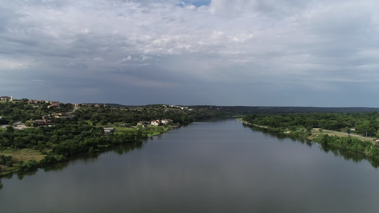 vuelo aéreo de drones sobre el lago en marble falls texas