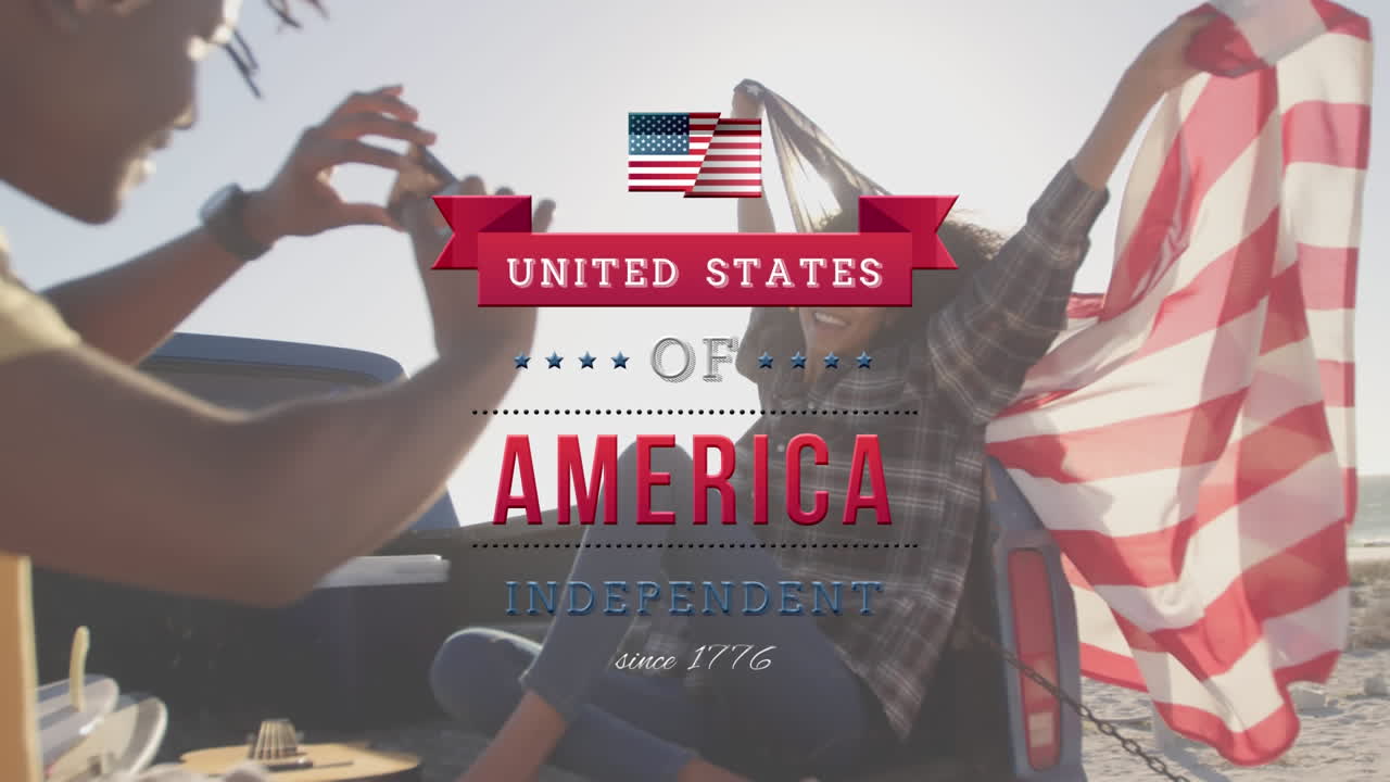 mulheres biraciais tirando fotos segurando a bandeira dos eua com a independência em primeiro plano