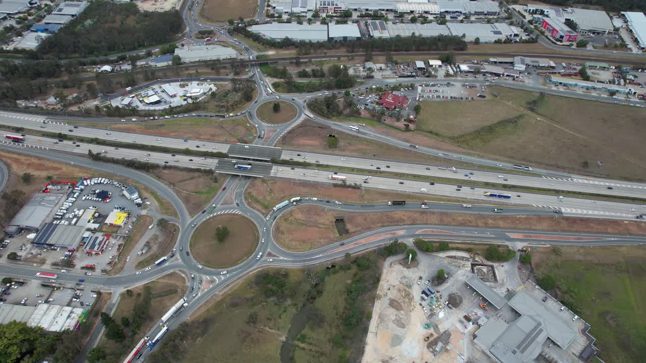 vista aérea de la autopista del pacífico y las rotondas en yatala, suburbio de gold coast, queensland