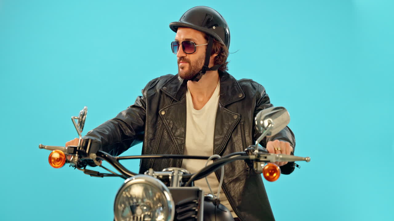 여행 오토바이, 스튜디오와 타고 있는 남자