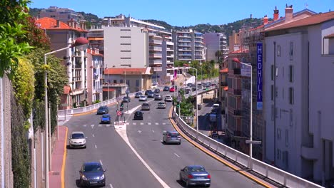 Los-Coches-Viajan-Por-Una-Vía-Importante-En-Cannes,-Francia