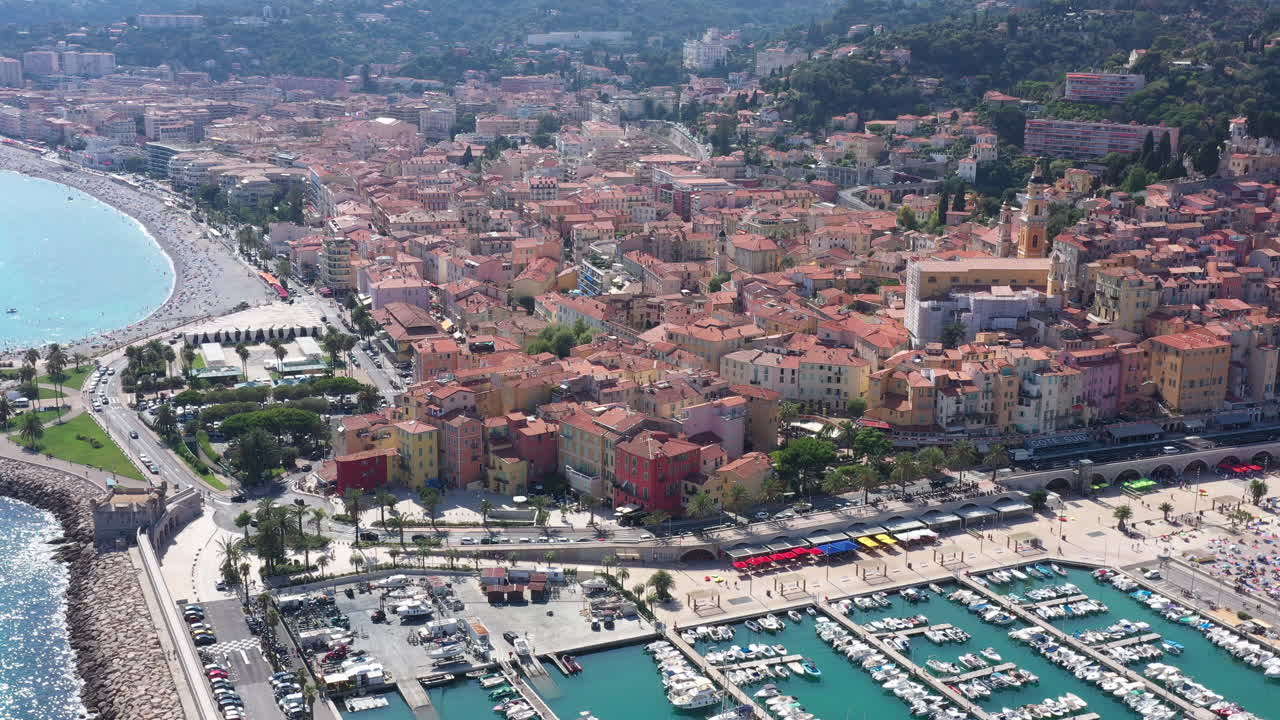 Case colorate di Mentone, città vecchia e basilica di Saint-Michel-Archange, ripresa aerea