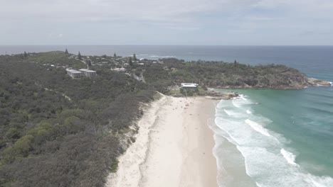 Drohne-Fliegt-In-Richtung-Main-Beach-Headland-Reserve