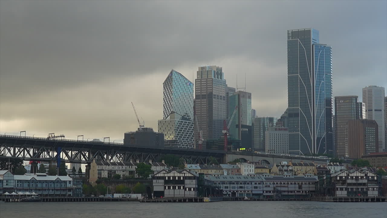 시드니 기차는 호주의 다리를 건너 도시를 떠납니다